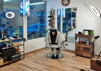 Интериор и работна зона в Barbershop by Rosie